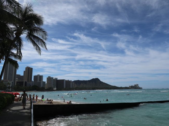 オッサンとオバサンが浮き輪できゃあきゃあ海で遊べるのもワイキキならではか。片瀬江ノ島ではちょっと勇気がいるよな・・