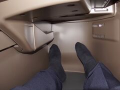 【カタール航空の「Qsuite」】

電気をつけてよく照らしてみると...なんと、足の行く先は、先細になっているではあ～りませんかぁ～！

ぐむむむ...これは、伸ばしづらいぉぉぉぉ....製造ミスか...!?