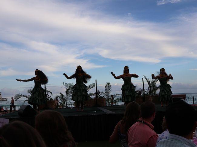 ビーチで一日遊んだあとは、ロイヤルハワイアンのルアウショーを堪能。この辺は宿泊記の方に書きましたので割愛。