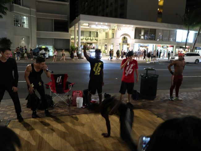 夜も更けて、ほろ酔いでカラカウア通りを散歩。<br /><br />アジア系のストリートパフォーマーがいて、妻が見てみるというので立ち止まる。<br />チップ入れなきゃいけないよ。最低5ドルだからね。なんて話していると、パフォーマーは始まる前にチップは20ドルで！なんて言っている。<br />いやあ、ハワイの価格は何でも想像の上を行くなぁ。。それがハワイの良さでもあるんだけど。まあ、ここは退散。