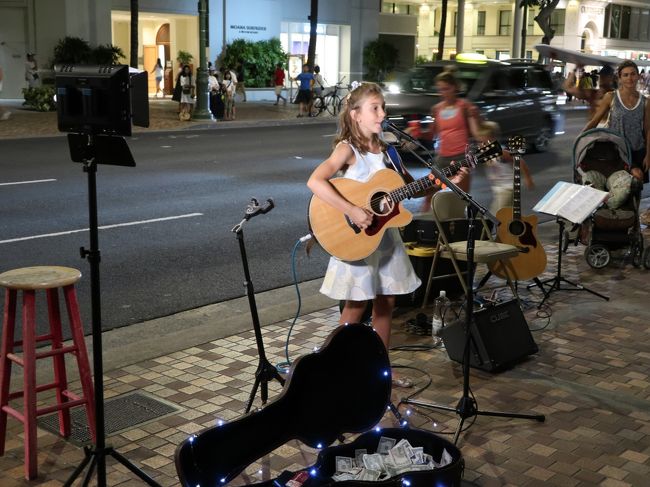 女の子の歌が上手かったんで、ここでさっき用意していた5ドルを進呈。<br />5ドルじゃけち臭いかな？でも日本じゃすき家の牛丼にサラダと卵つけられる価格だから我慢してね。