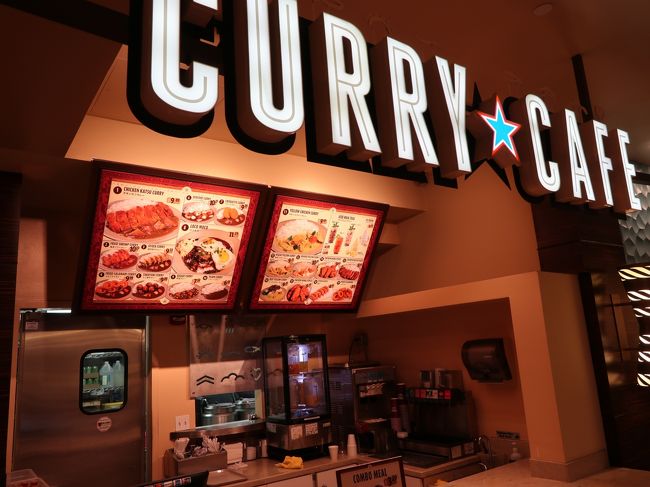 夫婦とも小腹がすいて、ロイヤルハワイアンSCの中のフードコートへ。妻はマハロハバーガー、自分は一度は食べてみたかったこちらのカレーハウス。