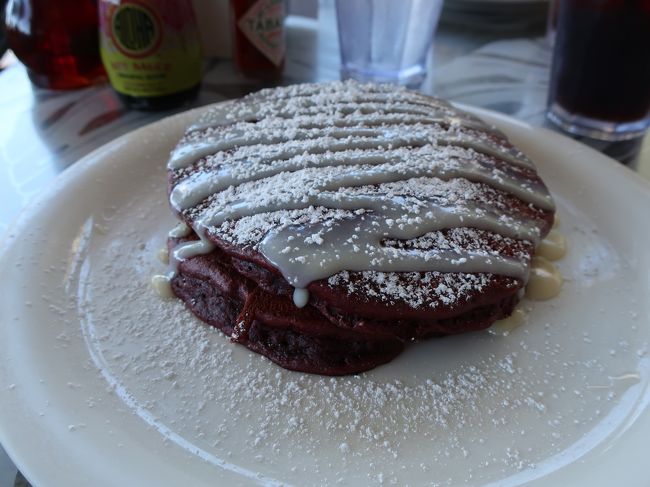 朝食はイリカイホテルまで歩いて、シナモンズでパンケーキ。<br /><br />こちらは名物でもあるレッドベルベットパンケーキ。甘いココア風味のパンケーキにさらに甘い練乳がたっぷりとかかる。美味しいけど口がパサパサになる。