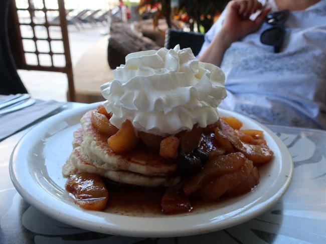 こちらはアップルパンケーキ。甘さも程よい。妻と二人で二種類をシェアしたけどやっぱり量が多い。ドギーバッグ貰って持ち帰りにしたけど結局食べられなかった。<br /><br />ハワイって言えばパンケーキという固定概念で、毎回1滞在に1回はパンケーキを食べているが、もうやめような、と意見が一致。なんせどこのパンケーキも量が多いので、大人数で行くといいと思います。
