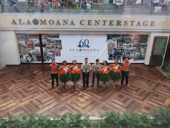 センターステージの13時からのショーは外せない。アラモアナは60周年なんだとか。