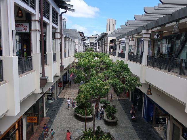 アラモアナショッピングセンターにやってきた。なんかここ来ないとハワイ来た気がしなくなっている。