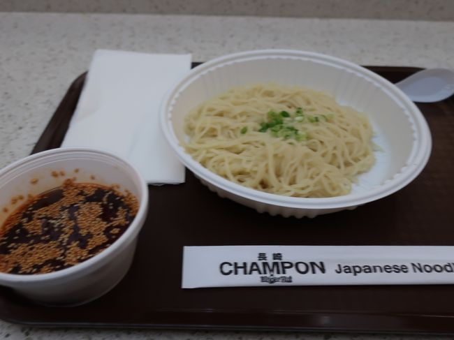 つけ麺。不味くはないが、、、単調で飽きる。コンビニで300円くらいで売ってる感じの味。