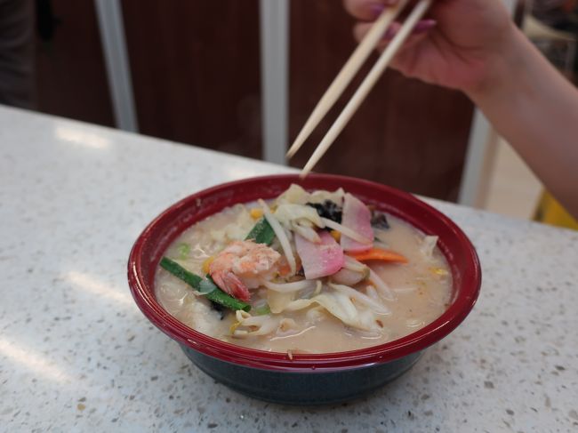 妻はミニちゃんぽん。こっちは割と日本のオリジナルに近い足だが、麺は柔らかでぬるめかな。