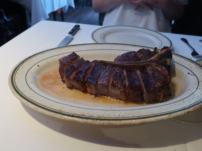 こちらがこの店お勧めの熟成肉のステーキ。<br />柔らかくて、よく脂も乗っている。ソースも日本人好みで、これは2人分なんだけどボリュームもある、必食の一品だとは思う。ただ、、、120ドル、14,000くらいするからね。コスパは良くない。この値段出せば日本でもっといいステーキ食える。<br />かといって先にも書いた通り、雰囲気に金を出すって感じでもなく・・・総じて値段の割にはなって店。話のタネに一度行っとけばいい店って感じかなー。