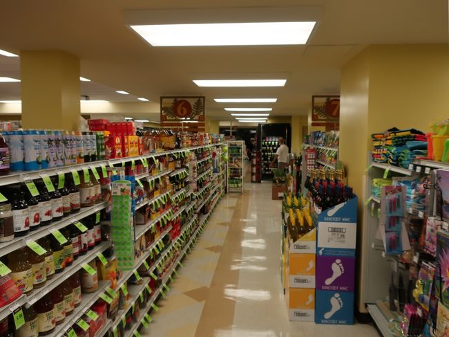 ディナーを終えて名残惜しいホノルル最後の夜。クヒオ通りのフードパントリーが閉店してしまったので、結構歩いてアラモアナブルーバードの方にある店まで来てみた。観光客が少ないせいか、クヒオ店のようなワクワク感はここにはなかったな。