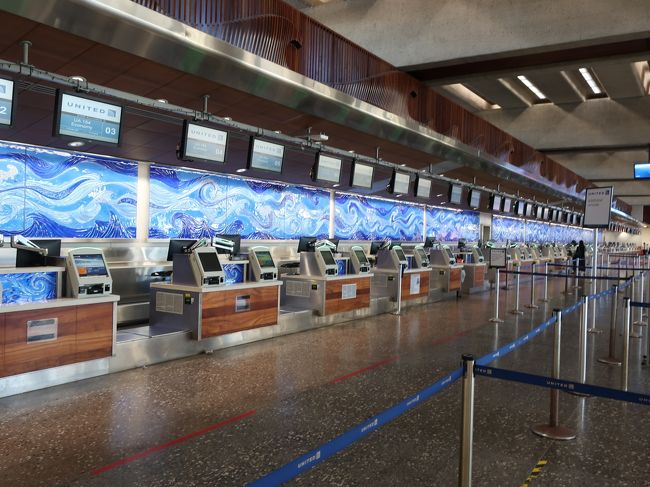 空港へは30分程度で到着。ユナイテッドのカウンターはこんな感じ、早めに空港来られるなら、プレミアアクセスは全く必要なし！断言する！