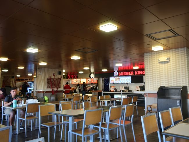 サクサクっと出国できたので、フードコートで朝メシにすることに。