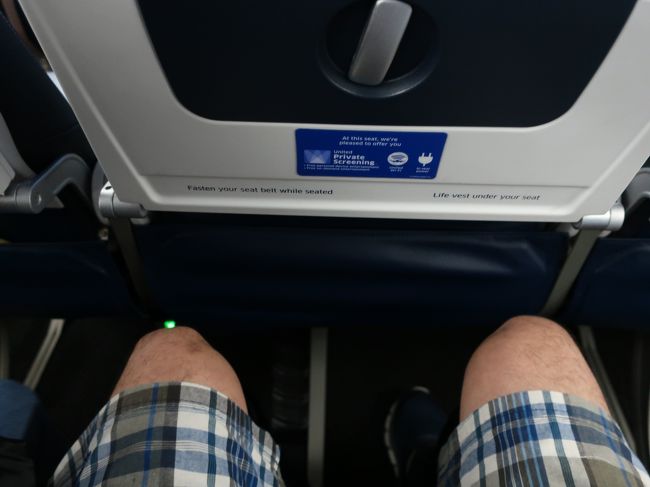 LCCほどでは無いけどやっぱり狭いよね。仕方ないか。<br /><br />あーまたハワイ行きたいなー。というか住んじゃいたいよね。。。