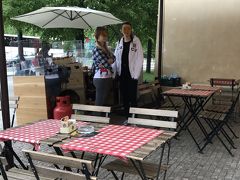 駅近でプラハ城見学に便利な
「ルヴィー ドゥヴール」のオープンカフェ
日本人観光客に人気だそうです(^^ｒ