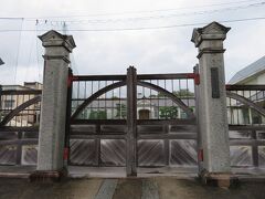 上野高校校舎。

1900年建造の洋風でアンティークな校舎です。