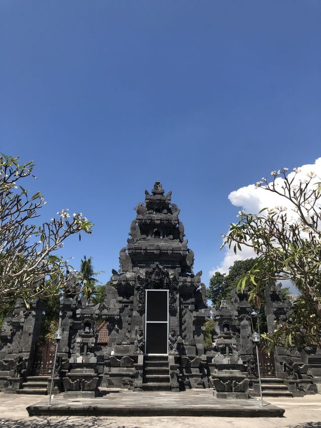 食後は島を散歩<br />立派な割れ門がありました