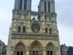 パリで一番楽しみにしていたノートルダム大聖堂。
劇団四季ミュージカルの「ノートルダムの鐘」が大好きで、教会建築も大好きで。
何より私はクリスチャンで。ここに来られた感動は大きかった。
どうか早く再建され、また美しい姿を見せてくれますように。