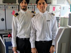 フレンドリーな乗務員さんが写真撮影に応じて下さいました。
日本では考えられないかも知れませんが、乗務員さんが全員男性なフライト！

制服の襟がオシャレですね。
ちなみに日本でインド人と言うとターバンを思い浮かべますが、日常的にターバンを付けるインド人は基本的にインド人口の2％しかいないシーク教徒だけ。