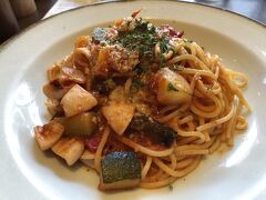 　ヤリイカのトマトソース。パンはふわふわで軽すぎる感じ。パスタのお味はまあまあよかったです。代金は1641円。マダム一人のランチには、ちょっとお高めでした。