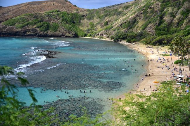 ハナウマ湾は、自然観光保護のため来場者はみな、<br />スクリーンを通して説明を受けることになっています。<br />そして、7.5ドルの入場料が徴収されます。<br />さらに、ロッカーにものを預けるには、10ドル必要です。