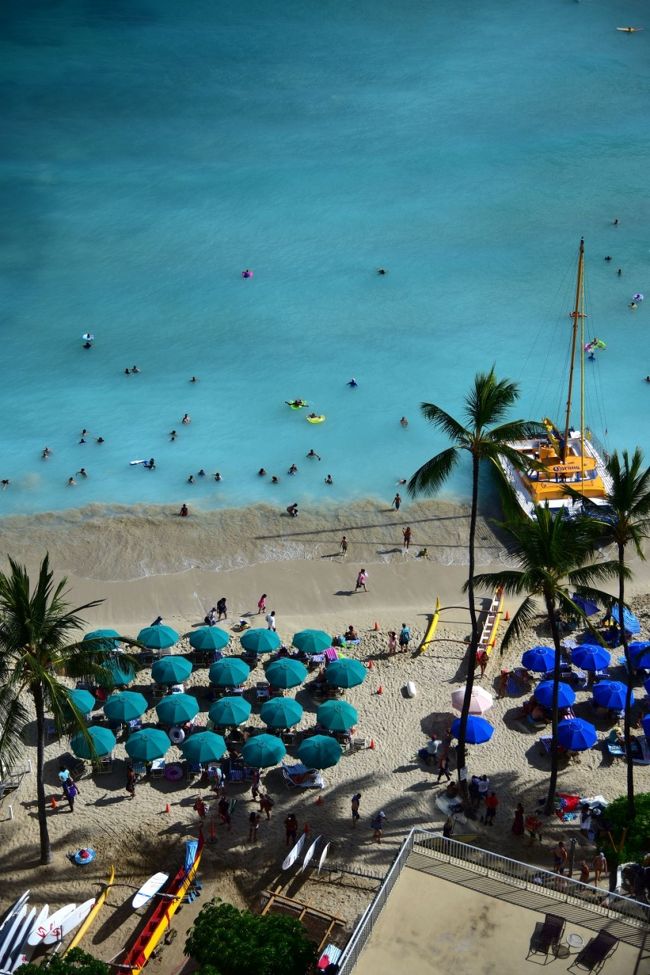 やはりハワイでは、オーシャンビューが正解です。<br />日中には、ビーチにパラソルが並びます。<br />これもまた絵になります。