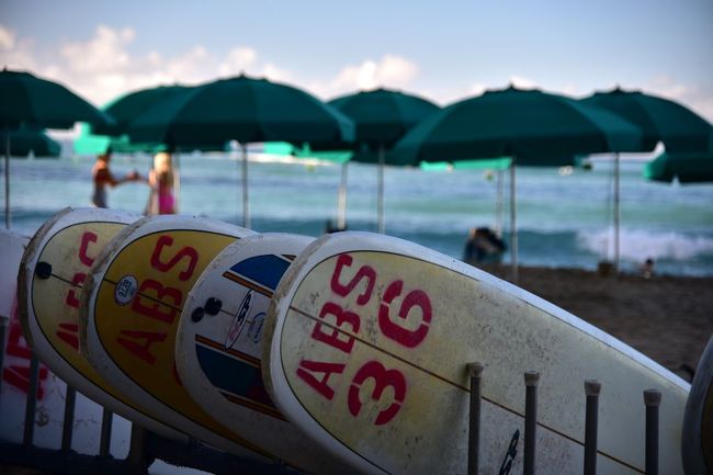 ビーチでも、サーフボードが…。