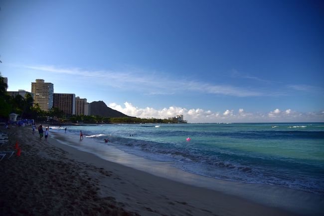 早朝のワイキキビーチです。<br />波が穏やかです。