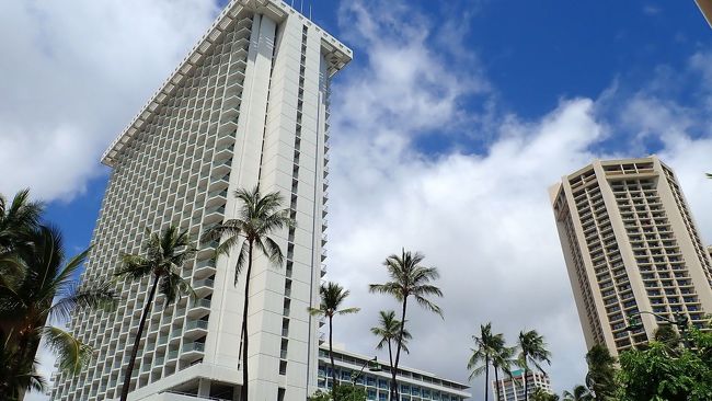 ワイキキのメイン通り、カラカウワ通りの風景です。<br />ホテルの正面から出て、通りの向こう側を切り撮ってみました。