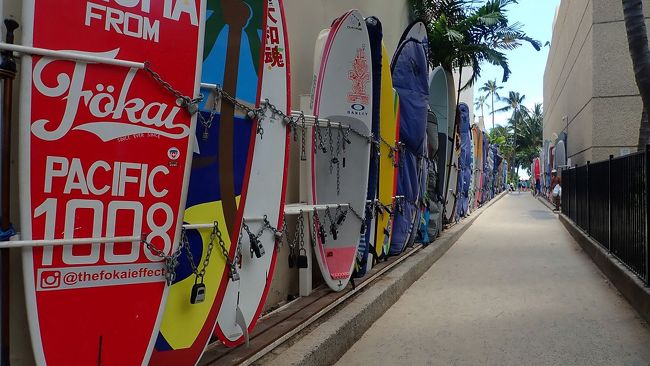 カラカウア通りからビーチに抜ける小路には、<br />こんなふうにサーフボードがぎっしり立てかけられています。<br />これもワイキキならではの風景に感じます。