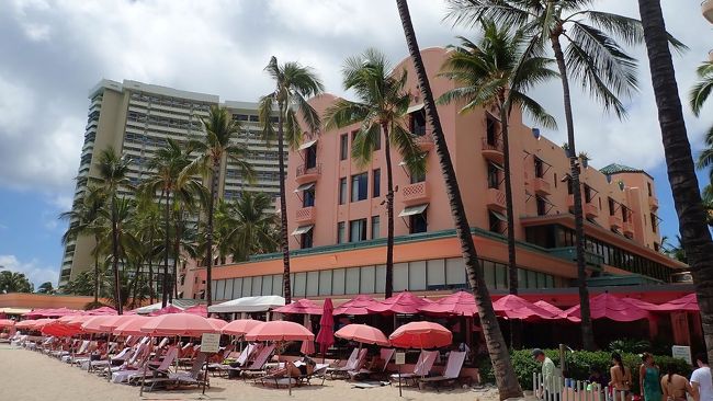 お隣のロイヤルハワイアンホテルは、<br />建物もビーチパラソルもピンクを基調にしています。