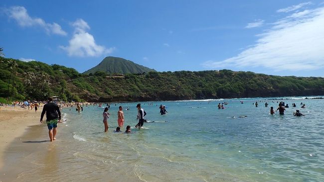 ワイキキとは違って、ビーチの砂は褐色です。