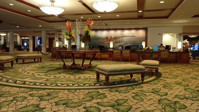 アウトリガーワイキキビーチリゾートのフロントです！<br />葉っぱをあしらった厚い絨毯が、<br />とても豪華な印象を醸しています。