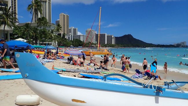 昼間のワイキキビーチの雑踏です！