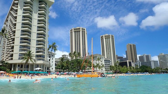ワイキキの海に入って、ビーチ側のホテル群を撮ってみました。