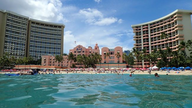 ピンクの建物がロイヤルハワイアンホテルです。<br />その左側が、シェラトンワイキキです。