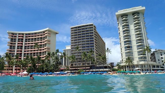 左がロイヤルハワイアンで、<br />中央がアウトリガーワイキキビーチリゾートです。<br />右側は、モアナサーフライダーです。