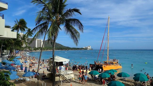 テラスでは、食事をしながらダイヤモンドヘッドが望めます。<br />とても贅沢なひとときです。