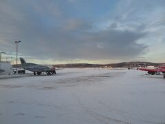 フェアバンクスからベテルスに向けて出発です。
ワービロー航空（Warbelow’s Air）で行きます。
フェアバンクス空港からの出発ですが、チェックインの場所は通常の旅客ターミナルとは滑走路をはさんだ反対側になります。
タクシーじゃないと行けない場所にあるので要注意。