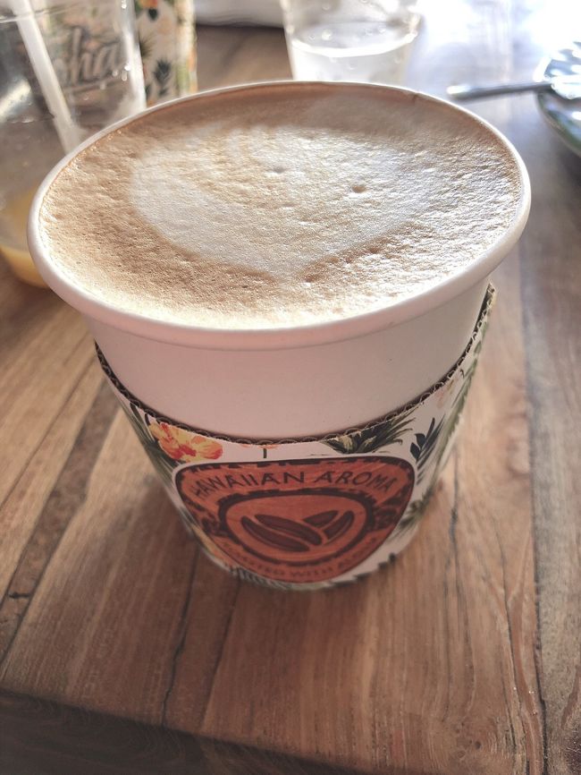 アサイーボウルとワッフルを食べながらしばらくして、コーヒーが来てない事に気付く妻(´･_･`)<br /><br />店員さんにコーヒー無いよと言うと、あっちと指をさされる(・・?)<br /><br />見回すとカウンターにポツンと置かれた、ひとつのコーヒー(´⊙ω⊙`)<br /><br />どうやら飲み物はカウンターに自分で取りに行くシステムみたい💦💦💦<br /><br />注文した時に説明されたはずなのに、聞いてなかった妻😅<br /><br />おかげで表面の絵がボヨボヨの冷めたコーヒーになってしまいましたT_T<br /><br />皆さんはちゃんと取りに行ってくださいね(^^)/