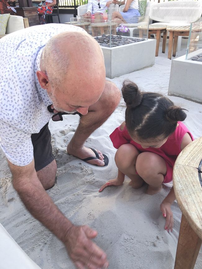 3女が砂遊びをしてたら、ジェントルマンなおじさまが相手してくれました。