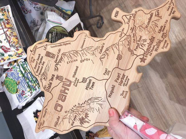 友達と別れた後はアラモアナをブラブラ。<br /><br />以前から欲しかった、オアフの形をしたオブジェ✨<br /><br />毎回お邪魔するサンドピープルにフラッと入ると、早速発見^ - ^<br /><br />自分が望んでいたものとほぼそっくりで、めっちゃ嬉しかった😃😃😃