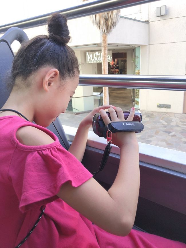 トロリーでは3女がビデオを撮らせろとうるさい📹<br /><br />しょうがないので渡したけど、あなたが撮ったらブレブレになるんです………ヽ(￣д￣;)ノ=3=3=3