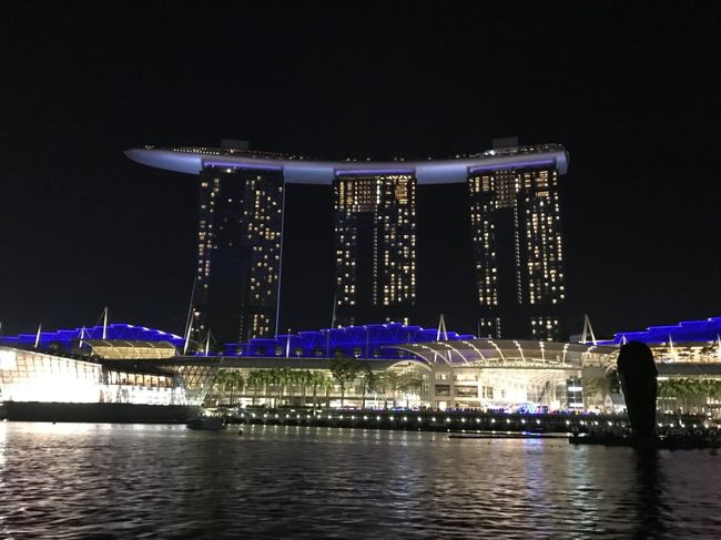 マリーナベイサンズ<br /><br />この船のお陰で シンガポールの地理がなんとなく頭に入りました。<br />夜の船、ホントにおススメです。