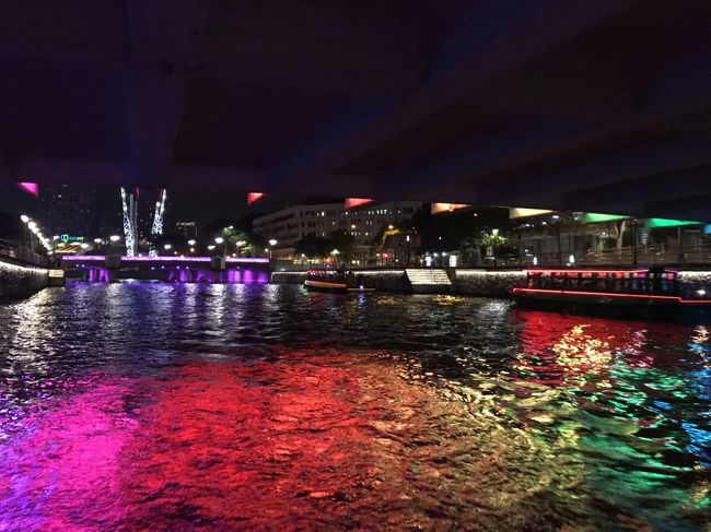 船の1番後ろで眺めを楽しみました！<br />（船の後ろは屋根がない為、景色がよく見えます！）