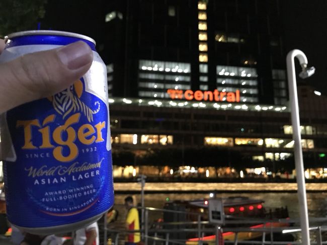 無事に乗船～～<br />シンガポール最高！<br />夜風の生温い感じが冷たいビールによく合います！