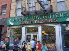 Russ & Daughters.
179 E Houston
Appetizersと看板に出ていますが，要するにお菓子屋さんです。