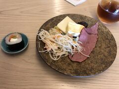 まずはサクララウンジから徒歩２分程の所にあるエレベータで1フロア上に移動し、キャセイパシフィック航空のラウンジに行きました。

ここには
・ビーフン
・ローストビーフ
・チーズ
・巻き寿司
・おつまみ
がありました。
事前に調べた情報だと「食事がない」なんて記事もあったので期待していなかったのですが、そのせいか人も数人しかおらず、おつまみ、飲み物がそれなりに揃っていました。