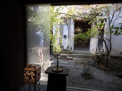 古民家を改装した店内。
目に映る中庭の風景は涼しげだけど、外は激暑…。