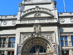 Victoria and Albert Museum 
https://www.vam.ac.uk/

見えてきた立派な建物はVictoria and Albert Museum。