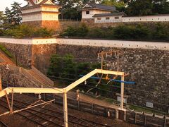朝4時起きです。

福山駅の登り新幹線ホーム。
福山駅は、福山城の敷地内に造られました。
